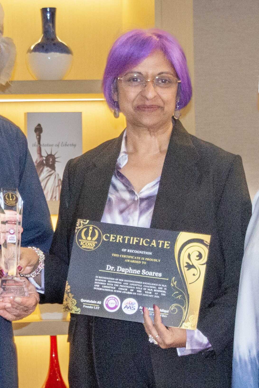 dr-daphne-soares-international-icons-awards.jpg